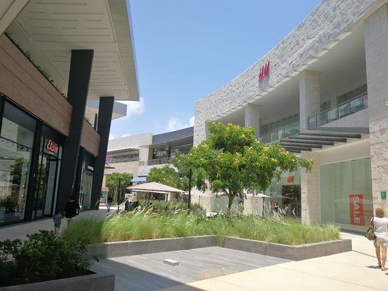 Centro Commerciale Puerto Cancun Marina Town Center